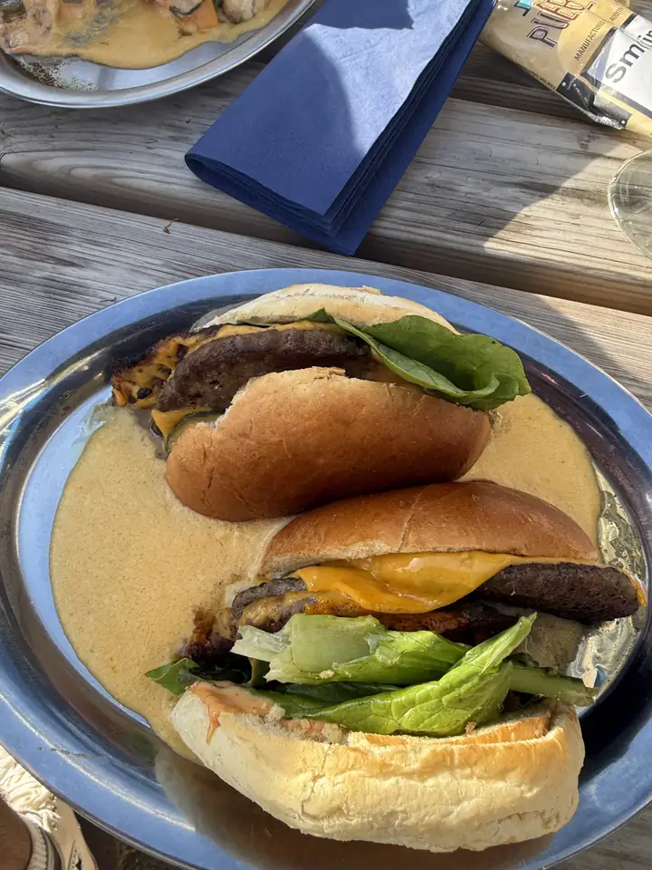 Smashed burger op een blauw emaille bord