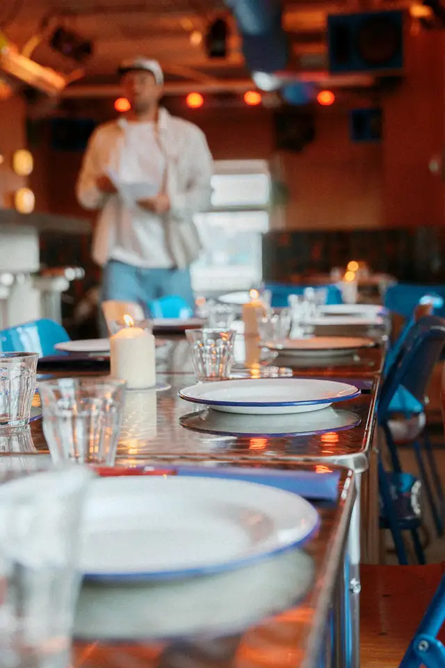 Gedekte tafel met kaarsen en borden in warm licht